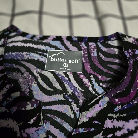 UA Butter Soft 3/4 sleeve scrub top size Med - Picture 3 of 3